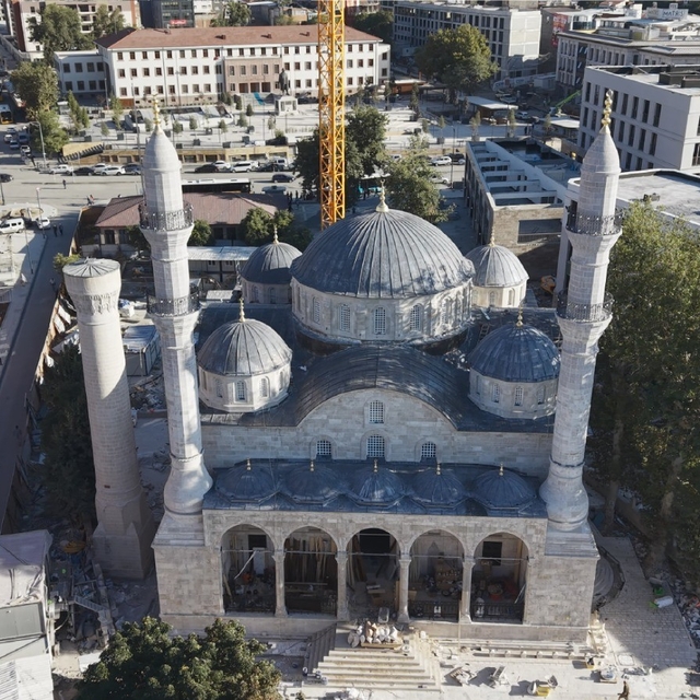 Başkan Taşkın ve Milletvekili Babacan Yeni Cami'deki çalışmaları inceledi