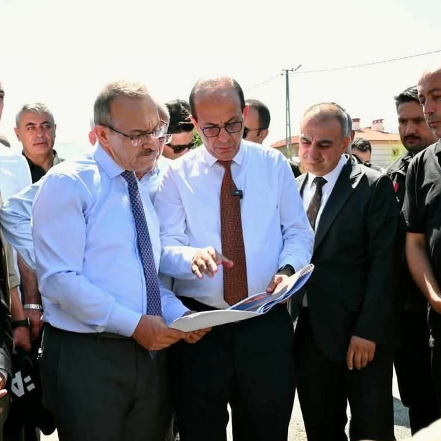 Vali Yavuz ile Büyükşehir Belediye Başkanı Er, Yeşilyurt'un tarihi bölgeler...