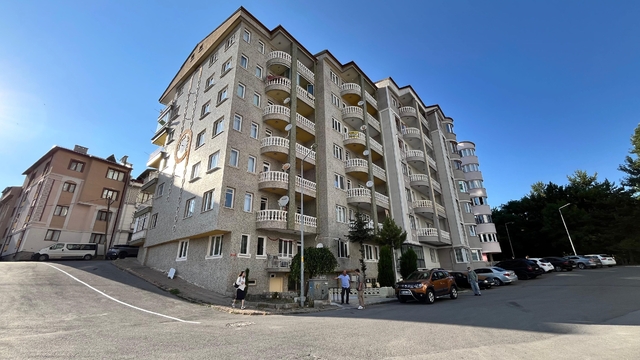 Bahçe duvarı örmek istediklerinde gerçeği öğrendiler
Sivas'ta apartman sakinleri bahçe duvarı örmek istediklerinde belediyenin kendi arazilerinde yol ve kaldırım yaptığını öğrendi
Apartman sakinleri yolda kendi sınırlarını çizerek çizginin gerisinin kendilerine ait olduğunu belirten tabela astı