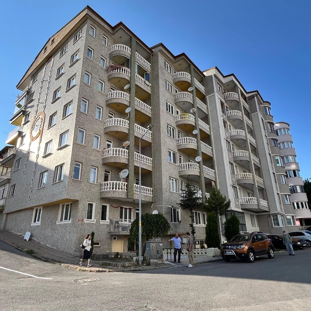 Bahçe duvarı örmek istediklerinde gerçeği öğrendiler
Sivas'ta apartman saki...