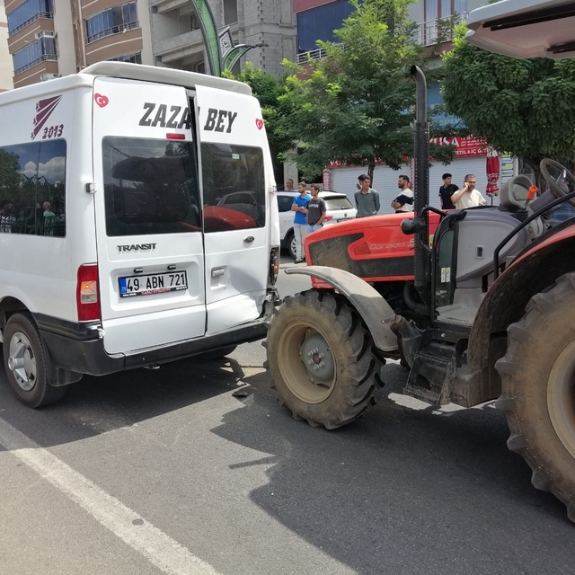 Bingöl'de zincirleme kaza: 4 araç çarpıştı