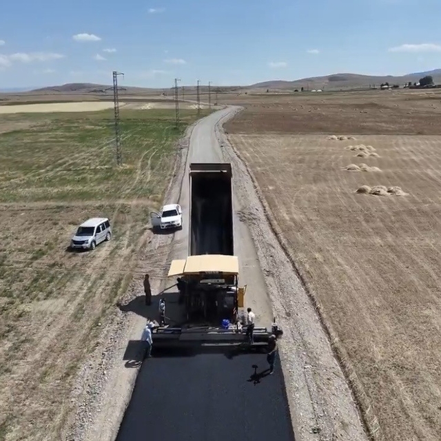 Ağrı'da, köylerde yol ve altyapı çalışmaları sürüyor