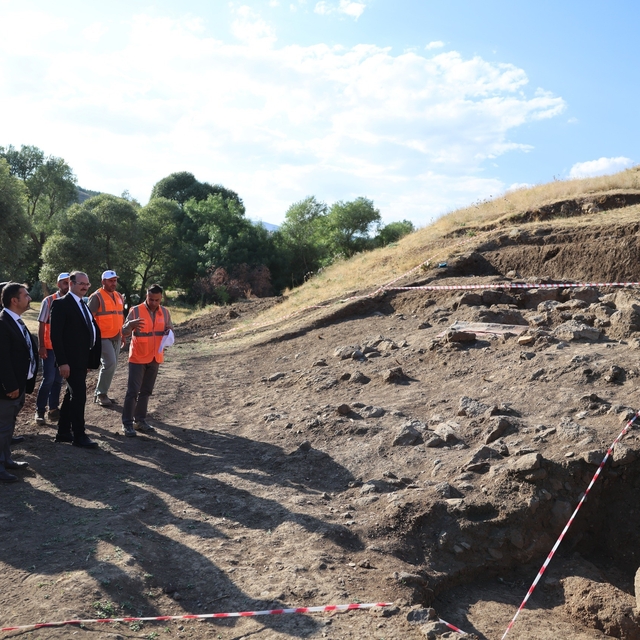 Rektör Hacımüftüoğlu, Parmaksız Kale höyük kazı alanında incelemelerde bulu...