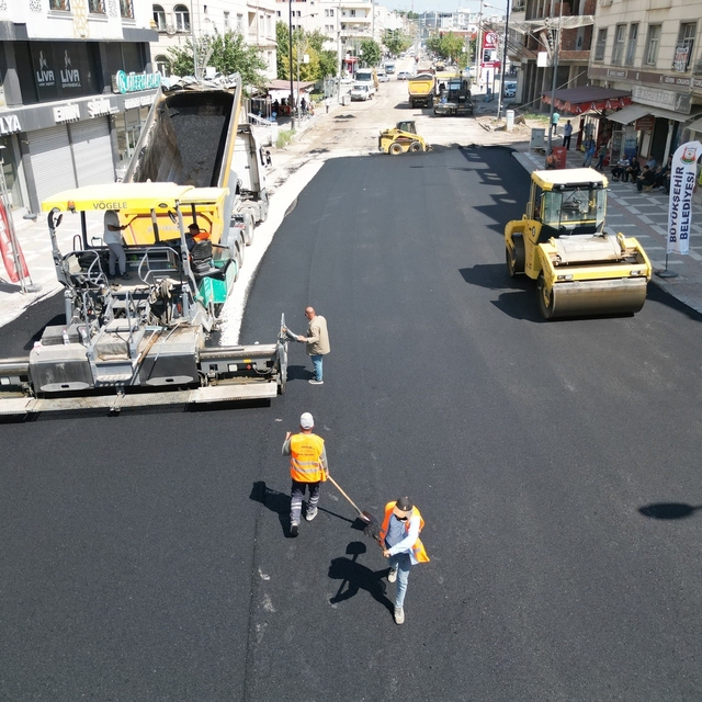 Adnan Menderes Caddesi sıcak asfaltla yenileniyor