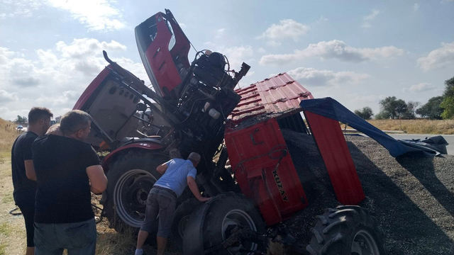 Edirne'de traktör devrildi; 1'i ağır, 2 yaralı