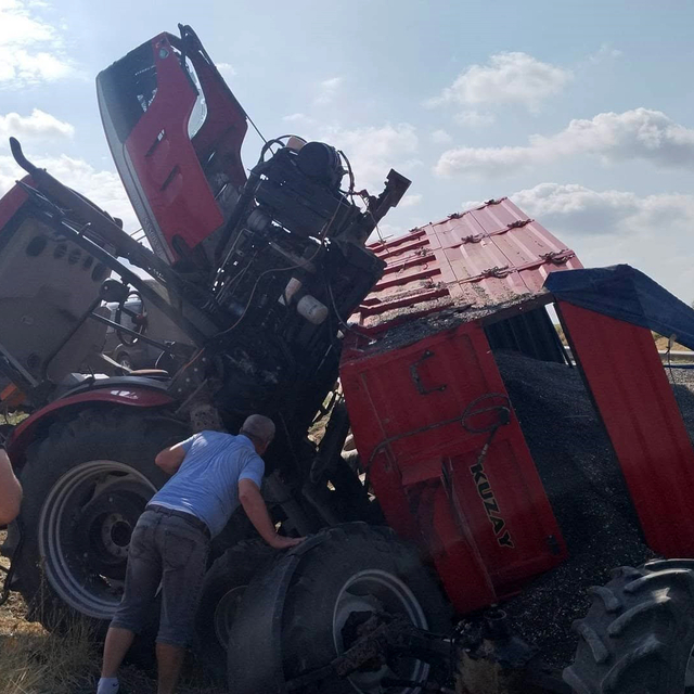 Edirne'de traktör devrildi; 1'i ağır, 2 yaralı