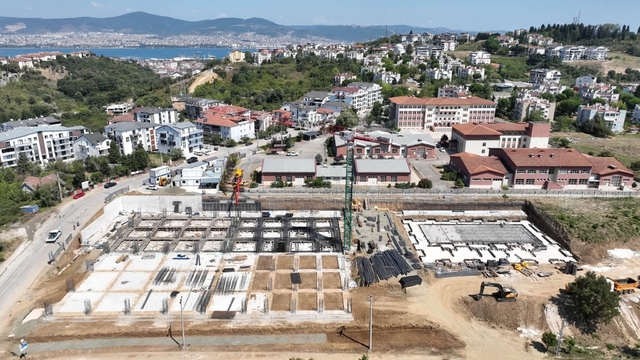 Gölcük'te spor salonu ve kapalı yüzme havuzu inşaatı sürüyor