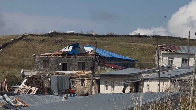 Ardahan Çıldır'da şiddetli fırtına ve dolu afeti: 20'den fazla evin çatısı uçtu
Çıldır Öncül köyünde afet: Evlerin yüzde 70'i hasar gördü, hasar tespiti başladı