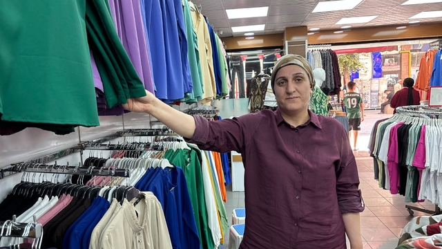 Sıcak havalarda koyu renk tercih eden vatandaşlara esnaftan uyarı
Geçen yıl sarı, bu yıl kahverengi ön planda
Kavurucu sıcaklarda şaşırtan modeller ve fiyatlar