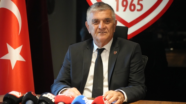 Suat Çakır: "Yenemediğimiz tek takım Fenerbahçe"
Samsunspor Basın Sözcüsü Çakır:
"Taraftarımızla çok daha baskılı ve coşkulu oynuyoruz"