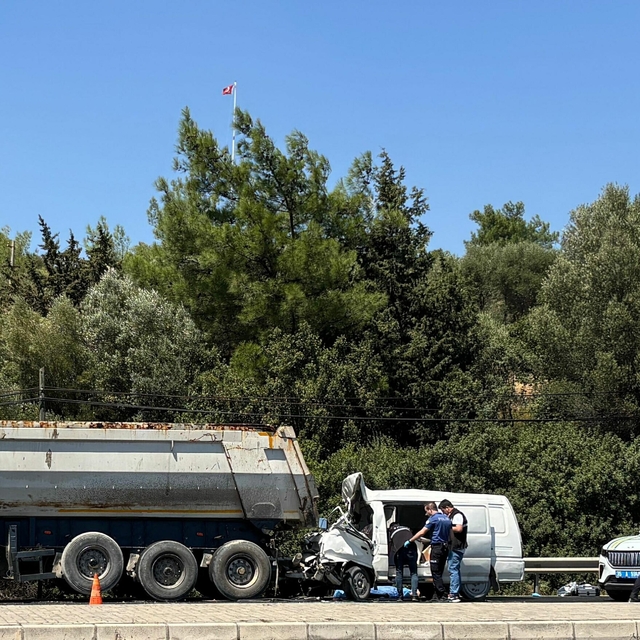 TIR'a arkadan çarpan minibüsün sürücüsü öldü