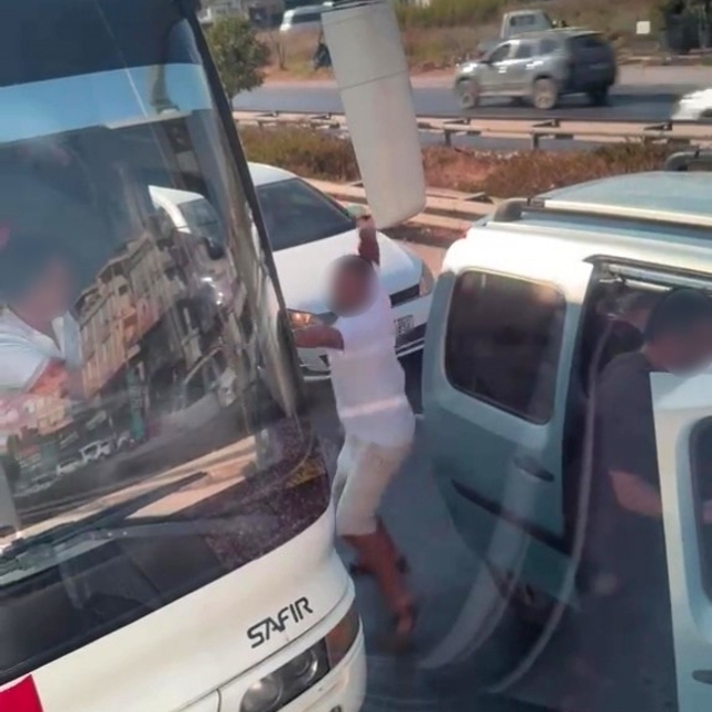 Trafikteki kavgaya 180 bin TL ceza
Emniyet şeridinden geçmeye çalışıp, yol...