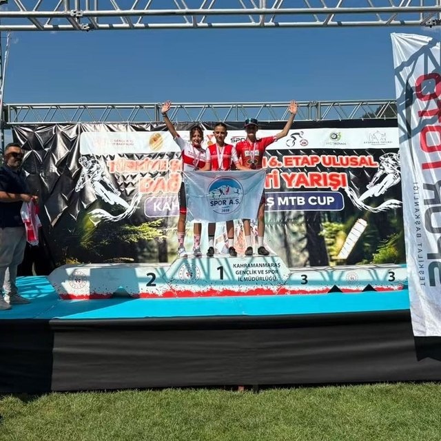 Akhisarlı bisikletçiler Kahramanmaraş'ta madalyaları topladı