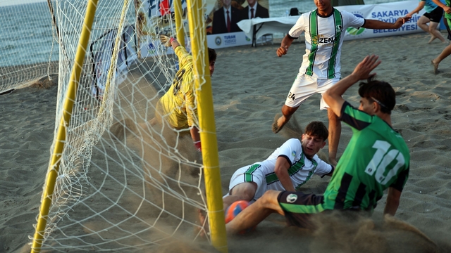 Kocaali sahilinde plaj futbolu heyecanı