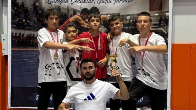 Tavşanlı güreş takımı U 15'lerde Sakarya'da şampiyon oldu