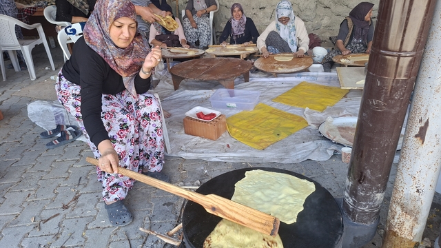 Gemiç mahallesi sakinlerinin geleneksel hale getirdikleri Gözleme Günü
Cuma namazları sonrası hazırlanan gözlemeler mahalle halkına, misafirlere ve yoldan geçenlere ikram ediliyor