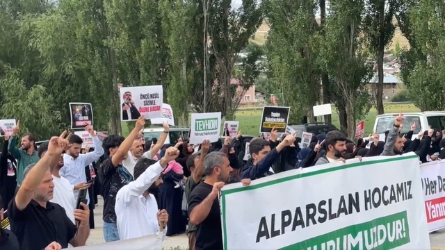 Kuytul taraftarları Erzurum'da cezaevi önünde izinsiz gösteri yaptı