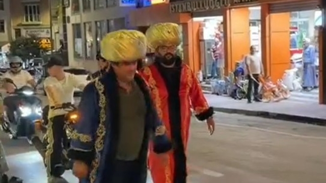 Sinop'ta padişah kostümüyle sıra dışı yürüyüş