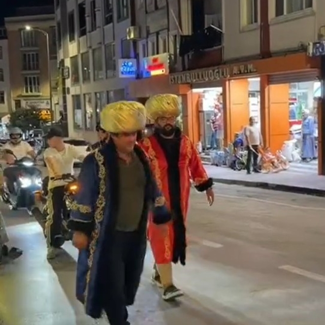 Sinop'ta padişah kostümüyle sıra dışı yürüyüş
