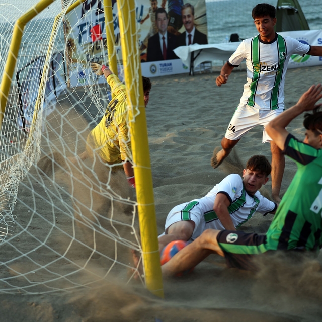Kocaali sahilinde plaj futbolu heyecanı
