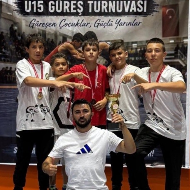 Tavşanlı güreş takımı U 15'lerde Sakarya'da şampiyon oldu
