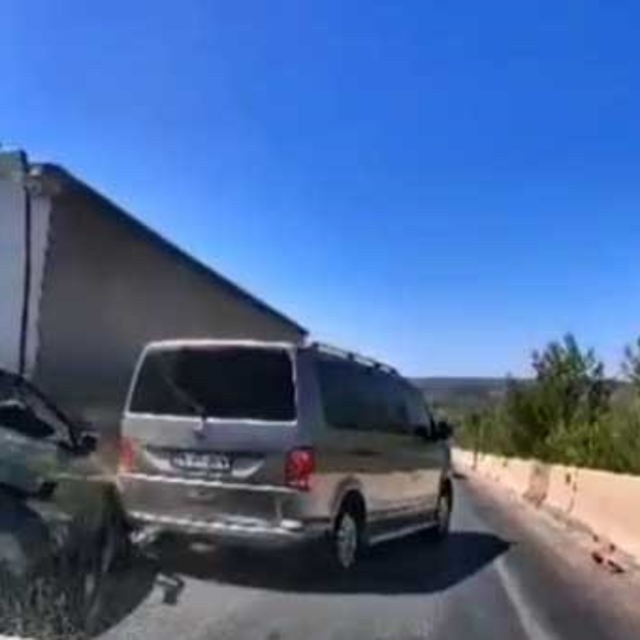 Milas'taki 5 araçlı kaza kameraya yansıdı