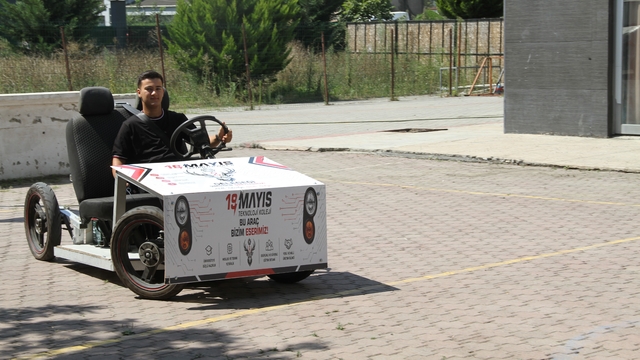 Hurdayı teknolojiye çevirdiler
Öğrenciler kendi elektrikli araçlarını yaptı