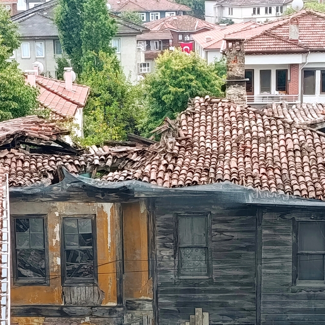 Tarihi binanın çatısı sağanak yağış sonrası çöktü
