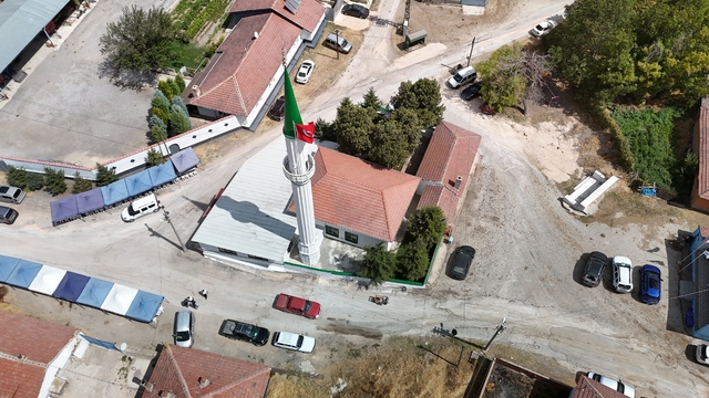Yıldırım düşmesi sonucu ağır hasar alan cami el birliği için onarıldı, ibadete açıldı
Minaresi yıkılan ve çatısı delinerek ağır hasar gören cami için 3 milyon TL harcandı
Mahalle Muhtarı Serkan Algan;
"Üç ay içinde müftülüğümüz ve vatandaşlarımızın destekleriyle camimizi onardık, imece usulüyle yaptık"
