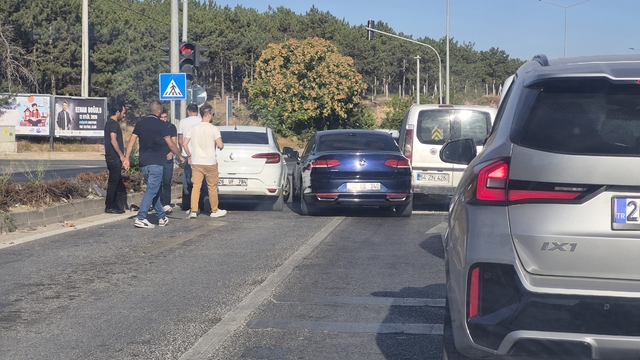 Eskişehir'de 3 aracın karıştığı kazada hasar oluştu