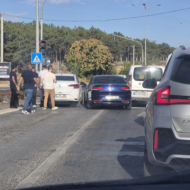 Eskişehir'de 3 aracın karıştığı kazada hasar oluştu