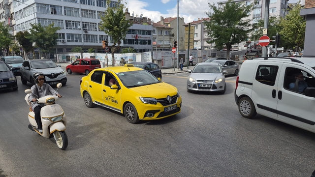 Elektrik kesintisi sebebiyle trafik ışıkları yanmayınca karışıklık meydana geldi