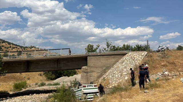 Dereye uçan kamyonetin sürücüsü ağır yaralandı