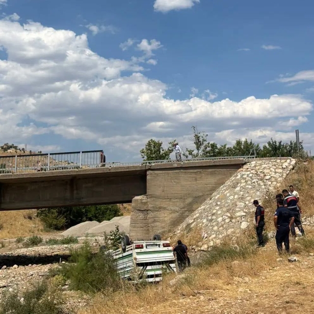 Dereye uçan kamyonetin sürücüsü ağır yaralandı