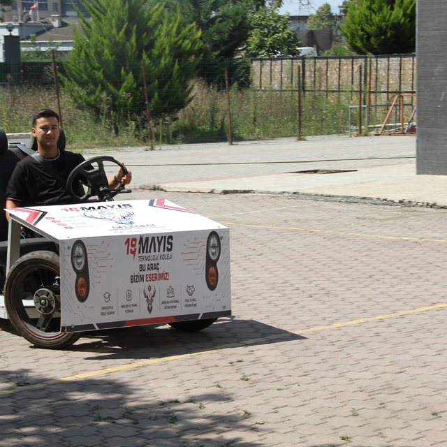 Hurdayı teknolojiye çevirdiler
Öğrenciler kendi elektrikli araçlarını yaptı