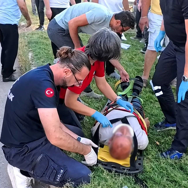 Sürücüsü rahatsızlanan servis minibüsü refüje çıktı: 6 yaralı