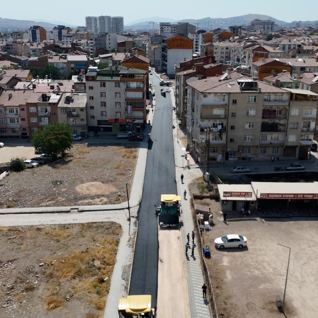 Elazığ'da 20 bin ton sıcak asfalt kullanılarak 12 kilometrelik alan yenilen...