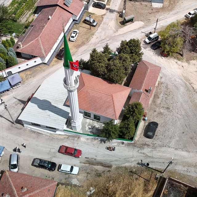 Yıldırım düşmesi sonucu ağır hasar alan cami el birliği için onarıldı, ibad...
