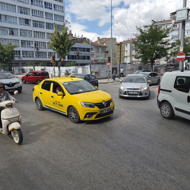 Elektrik kesintisi sebebiyle trafik ışıkları yanmayınca karışıklık meydana...