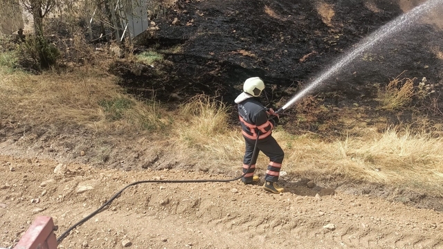 Çankırı'da çıkan arazi yangınını itfaiye söndürdü