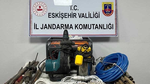 Eskişehir'de kaçak kazı yapan 5 şüpheli suçüstü yakalandı
Jandarma ekipleri 'Anadolu Mirası' operasyonunda kazı malzemeleri ele geçirdi