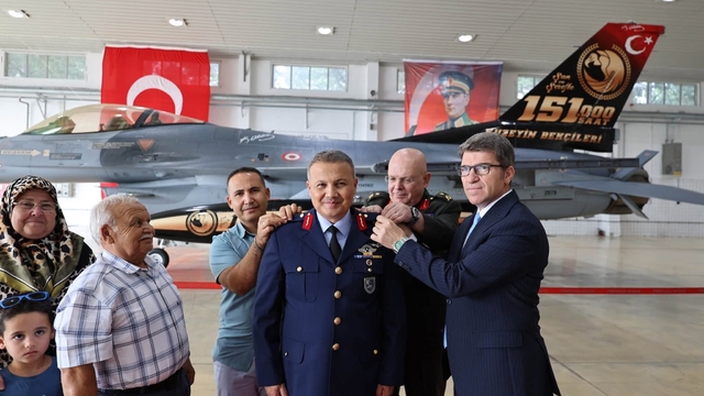 İlk Türk astronot Alper Gezeravcı yeni rütbelerini taktı
