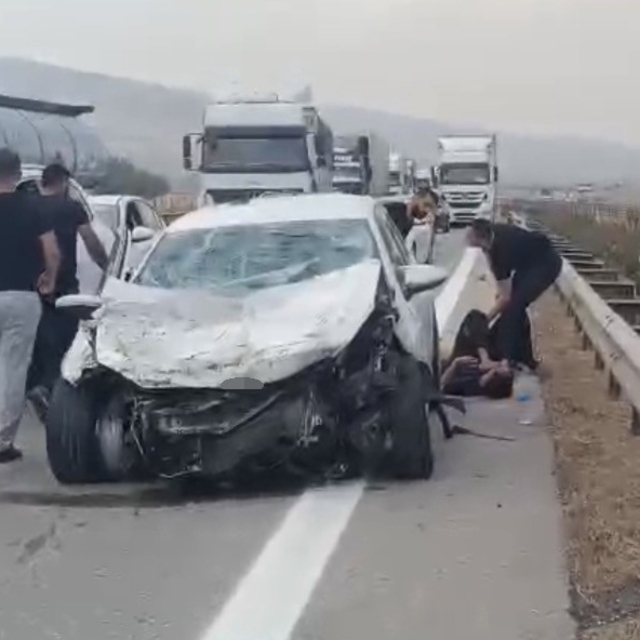 Kontrolden çıkan otomobil tıra ve bariyerlere çarptı: 3 yaralı