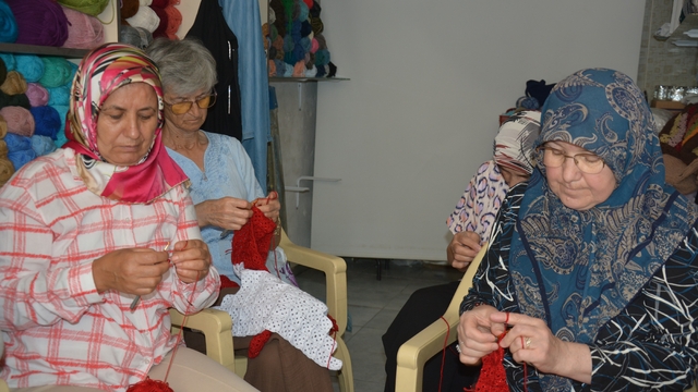 İlmek ilmek dev Türk bayrağı ördüler