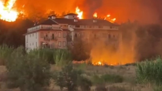 Alevler evlere yaklaştı, huzurevi boşaltılıyor
