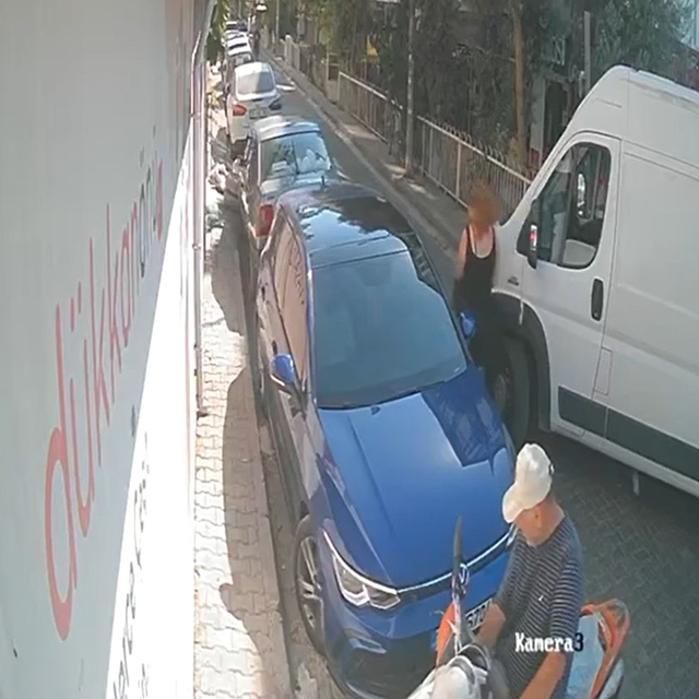 Tapu satışı sonrası düşürülen parayı bulup aldı; o anlar kamerada