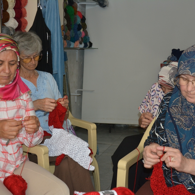 İlmek ilmek dev Türk bayrağı ördüler