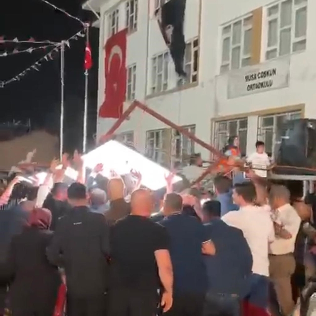 Festival alanındaki led ekran devrildi: 5 yaralı