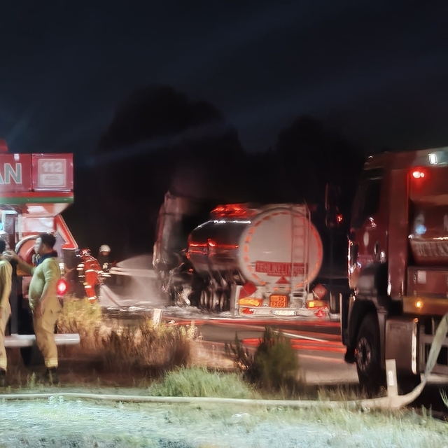 Yakıt tankerinden ormana sıçrayan yangın kontrol altına alındı