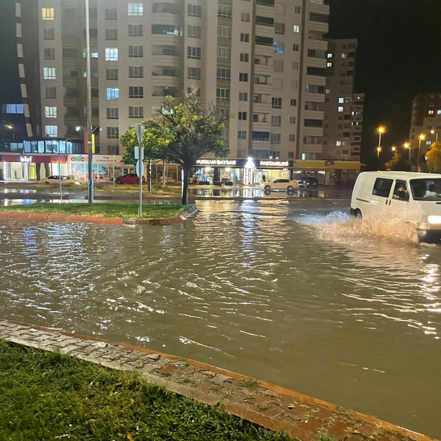 Kayseri'de sağanak sele dönüştü; yollar göle döndü